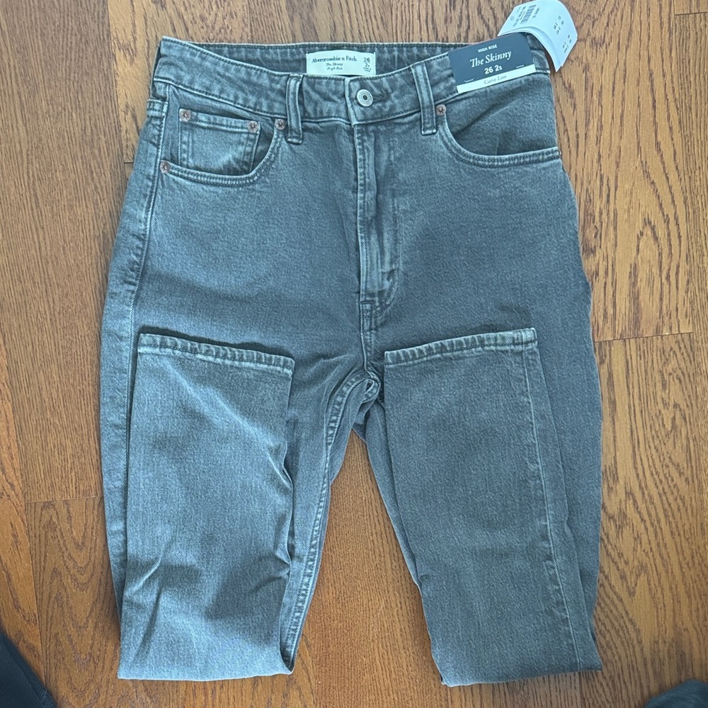 NWT Abercrombie Grey Skinny Jeans- 26s curve love